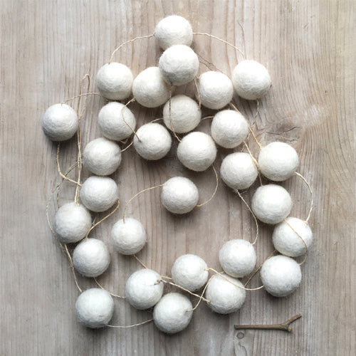 Pompom garland-snowballs